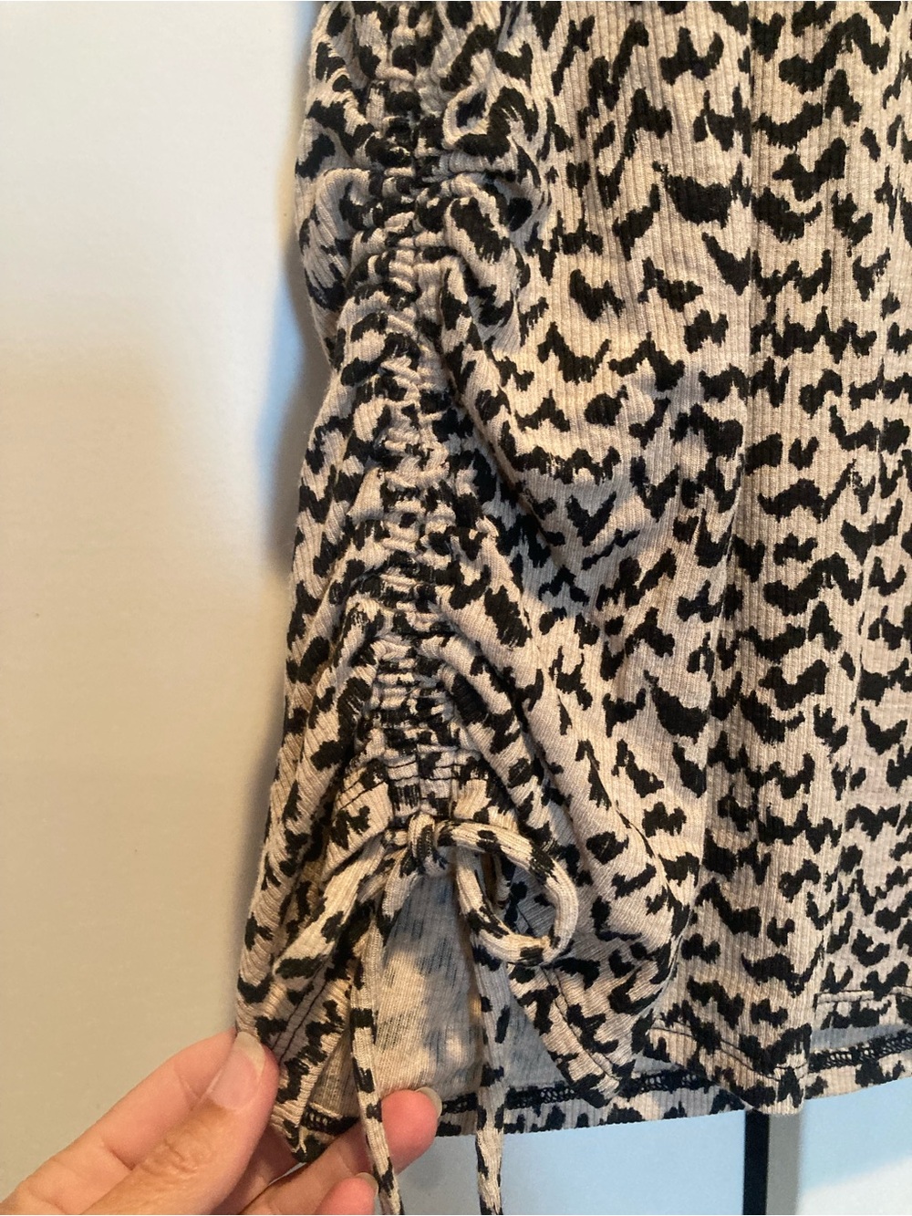 Simply Vera Vera Wang Sleeveless Tie-Hem Tank Top in Beige and Black - Picture 2 of 4